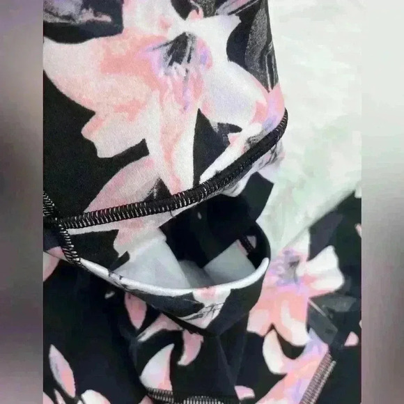🆕️🏷Victoria’s Secret Core Essential Pocket Legging Black/Pink Lily - Picture 4 of 6